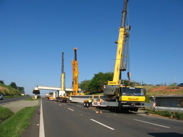 Içamento de Vigas com Guindastes em Santa Bárbara D`Oeste Foi utilizado o guindaste GROVE GMK-4080 (80 t) junto com o LIEBHERR LTM 1100 (100 t) para fazer a carga das vigas em nossos DOLLYS DE ARRASTE.