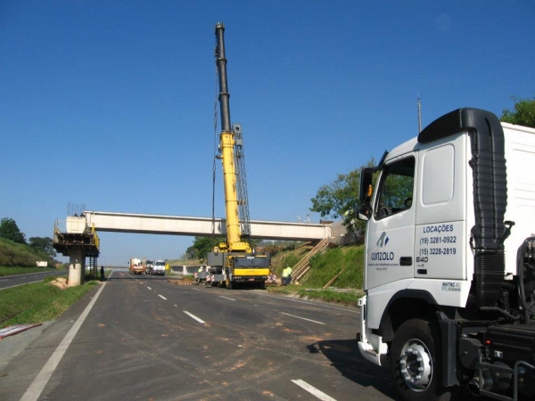 Içamento de Vigas com Guindastes em Santa Bárbara D`Oeste Foi utilizado o guindaste GROVE GMK-4080 (80 t) junto com o LIEBHERR LTM 1100 (100 t) para fazer a carga das vigas em nossos DOLLYS DE ARRASTE.