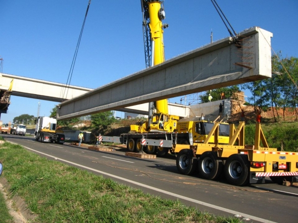 Içamento de Vigas com Guindastes em Santa Bárbara D`Oeste Foi utilizado o guindaste GROVE GMK-4080 (80 t) junto com o LIEBHERR LTM 1100 (100 t) para fazer a carga das vigas em nossos DOLLYS DE ARRASTE.