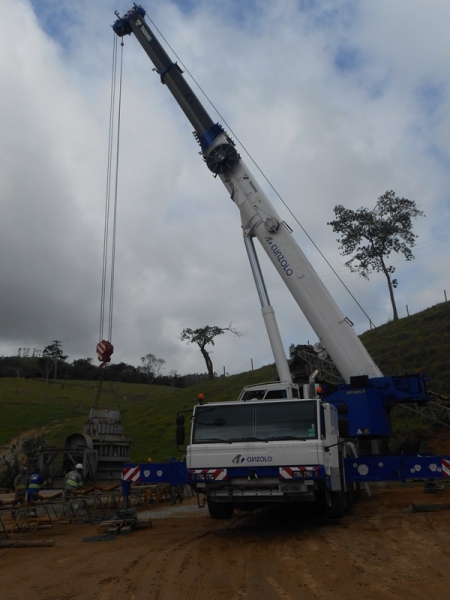 Montagem de Britador com Guindaste na Rodovia Tamoios - SP A Cunzolo realizou a montagem de um britador com peso de 23 toneladas. Como o terreno era de difícil acesso, e a peça estava muito distante do guindaste, foi necessário posicionar bem o equipamento para chegar mais próximo possível do local indicado.