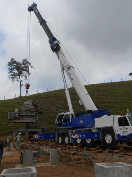 Montagem de Britador com Guindaste na Rodovia Tamoios - SP A Cunzolo realizou a montagem de um britador com peso de 23 toneladas. Como o terreno era de difícil acesso, e a peça estava muito distante do guindaste, foi necessário posicionar bem o equipamento para chegar mais próximo possível do local indicado.
