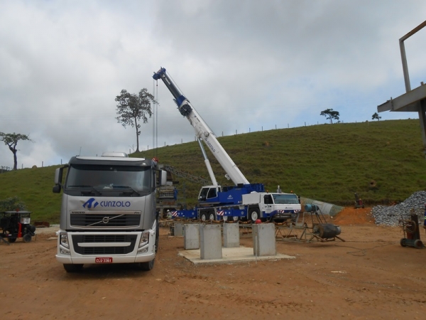 Montagem de Britador com Guindaste na Rodovia Tamoios - SP A Cunzolo realizou a montagem de um britador com peso de 23 toneladas. Como o terreno era de difícil acesso, e a peça estava muito distante do guindaste, foi necessário posicionar bem o equipamento para chegar mais próximo possível do local indicado.