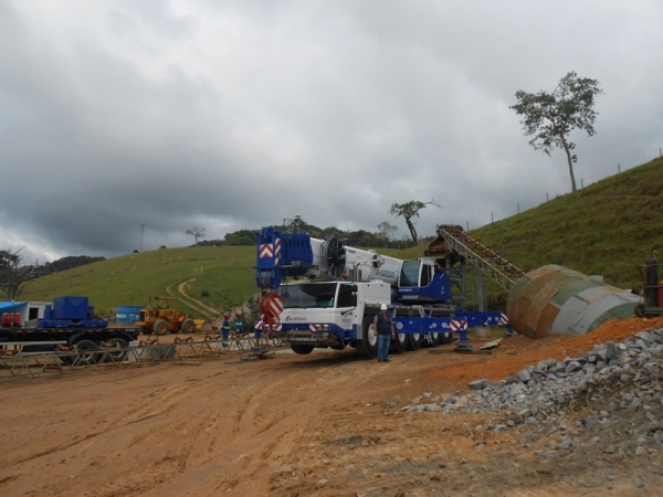 Montagem de Britador com Guindaste na Rodovia Tamoios - SP A Cunzolo realizou a montagem de um britador com peso de 23 toneladas. Como o terreno era de difícil acesso, e a peça estava muito distante do guindaste, foi necessário posicionar bem o equipamento para chegar mais próximo possível do local indicado.