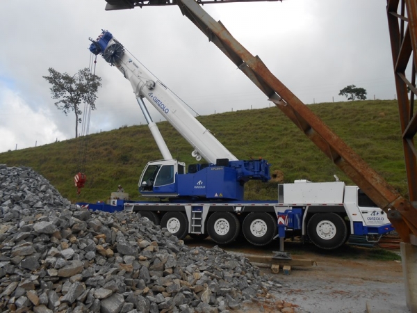Montagem de Britador com Guindaste na Rodovia Tamoios - SP A Cunzolo realizou a montagem de um britador com peso de 23 toneladas. Como o terreno era de difícil acesso, e a peça estava muito distante do guindaste, foi necessário posicionar bem o equipamento para chegar mais próximo possível do local indicado.