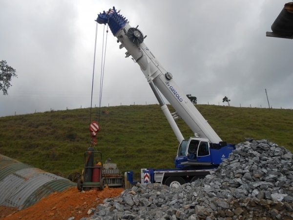 Montagem de Britador com Guindaste na Rodovia Tamoios - SP A Cunzolo realizou a montagem de um britador com peso de 23 toneladas. Como o terreno era de difícil acesso, e a peça estava muito distante do guindaste, foi necessário posicionar bem o equipamento para chegar mais próximo possível do local indicado.