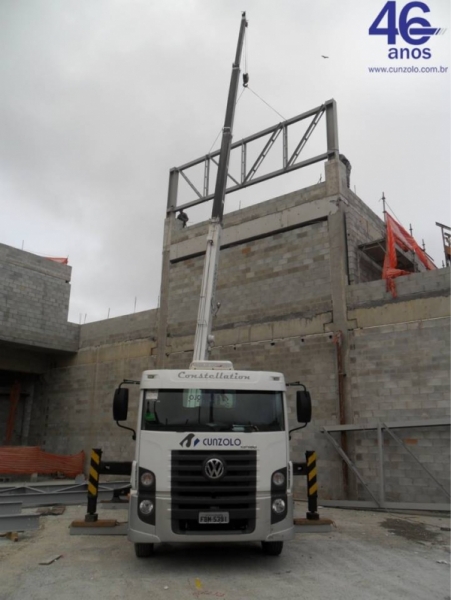 Içamento de Treliças Metálicas com Guindaste em São Paulo - SP A Cunzolo Guindastes e Plataformas realizou o içamento de treliças metálicas. Para esta operação foi utilizado o Guindaste Rodoviário Tadano TS 75 ML, por ser um equipamento pequeno, com peso de 10 toneladas.
