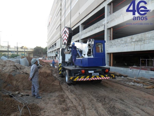 Içamento de Treliças Metálicas com Guindaste em São Paulo - SP A Cunzolo Guindastes e Plataformas realizou o içamento de treliças metálicas. Para esta operação foi utilizado o Guindaste Rodoviário Tadano TS 75 ML, por ser um equipamento pequeno, com peso de 10 toneladas.
