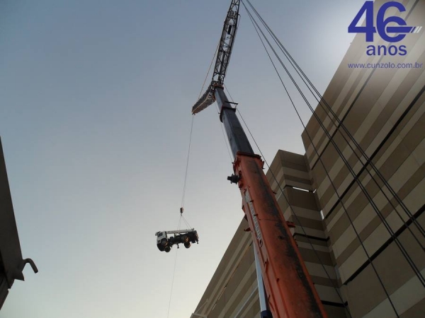 Içamento de Treliças Metálicas com Guindaste em São Paulo - SP A Cunzolo Guindastes e Plataformas realizou o içamento de treliças metálicas. Para esta operação foi utilizado o Guindaste Rodoviário Tadano TS 75 ML, por ser um equipamento pequeno, com peso de 10 toneladas.