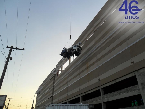 Içamento de Treliças Metálicas com Guindaste em São Paulo - SP A Cunzolo Guindastes e Plataformas realizou o içamento de treliças metálicas. Para esta operação foi utilizado o Guindaste Rodoviário Tadano TS 75 ML, por ser um equipamento pequeno, com peso de 10 toneladas.