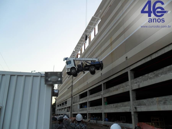 Içamento de Treliças Metálicas com Guindaste em São Paulo - SP A Cunzolo Guindastes e Plataformas realizou o içamento de treliças metálicas. Para esta operação foi utilizado o Guindaste Rodoviário Tadano TS 75 ML, por ser um equipamento pequeno, com peso de 10 toneladas.