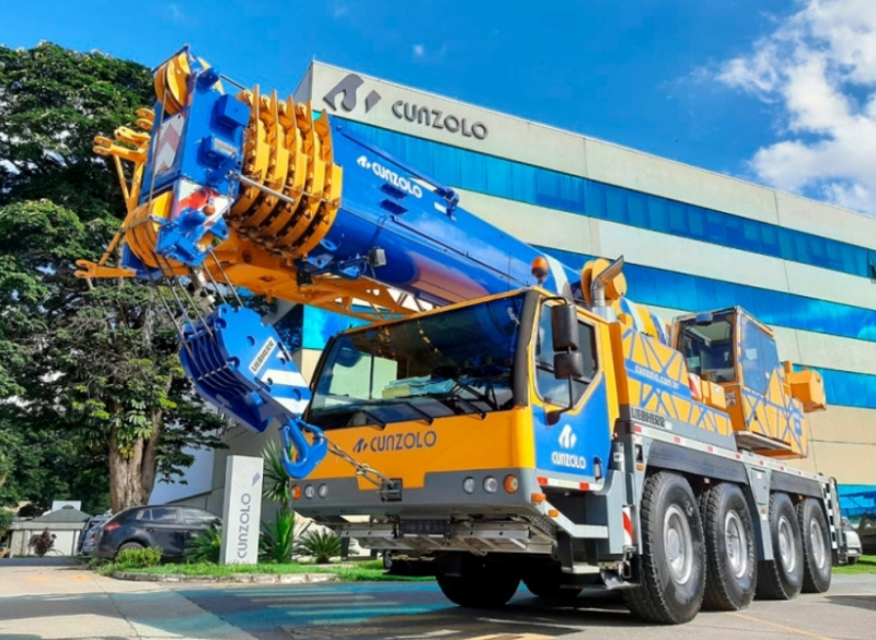 Com performance diferenciada, o guindaste rodovi�rio LTM 1070 4.2 tem capacidade de 70 toneladas e lan�a com alcance de at� 50 metros.