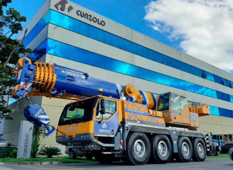 Com performance diferenciada, o guindaste rodovi�rio LTM 1070 4.2 tem capacidade de 70 toneladas e lan�a com alcance de at� 50 metros.
