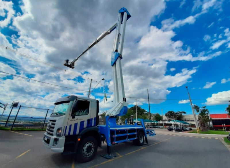 Plataforma A�rea Socage Forste 37DJ - Montada sobre caminh�o com altura de at� 37 metros e alcance de 23 metros.