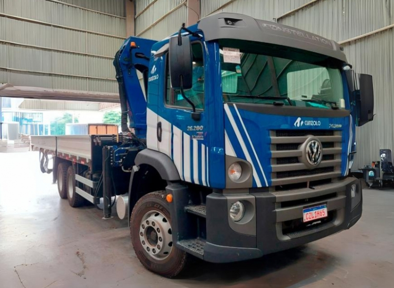 Moderno, o Guindaste Articulado Palfinger MD45007 � equipado com controle remoto sem fio. O equipamento foi criado para realizar opera��es precisas e garantir a seguran�a do operador.