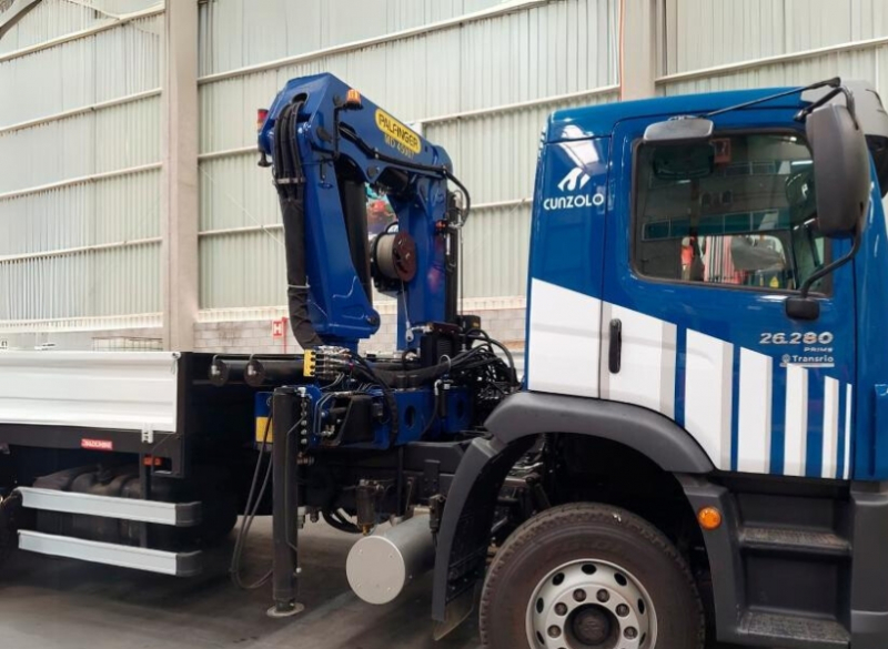 Moderno, o Guindaste Articulado Palfinger MD45007 � equipado com controle remoto sem fio. O equipamento foi criado para realizar opera��es precisas e garantir a seguran�a do operador.