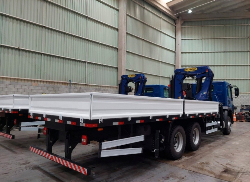 Moderno, o Guindaste Articulado Palfinger MD45007 � equipado com controle remoto sem fio. O equipamento foi criado para realizar opera��es precisas e garantir a seguran�a do operador.