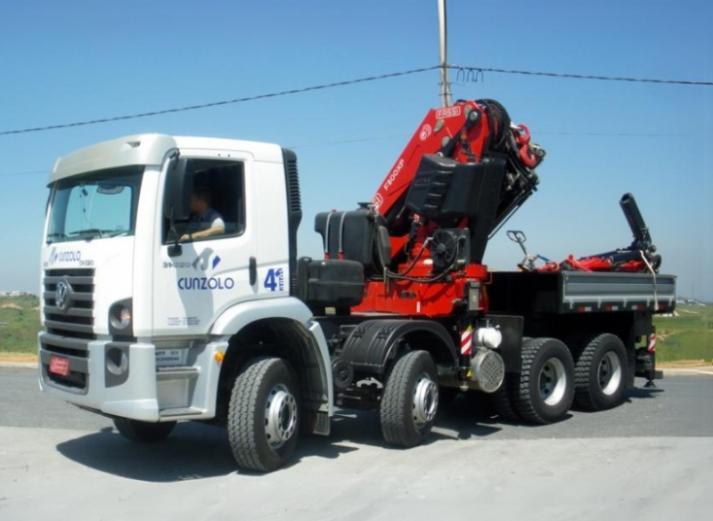 Guindaste Articulado Fassi F800 AXP.26 JIB L516 O Guindaste Articulado Fassi F800 é um guindauto que possui comando por controle remoto sem fio, o que possibilita a operação do equipamento. Possui lança auxiliar JIB, aumentando o alcance de içamento.