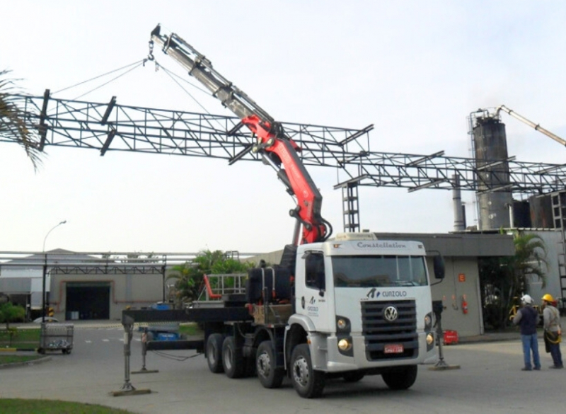 Guindaste Articulado Fassi F800 AXP.26 JIB L516 O Guindaste Articulado Fassi F800 é um guindauto que possui comando por controle remoto sem fio, o que possibilita a operação do equipamento. Possui lança auxiliar JIB, aumentando o alcance de içamento.