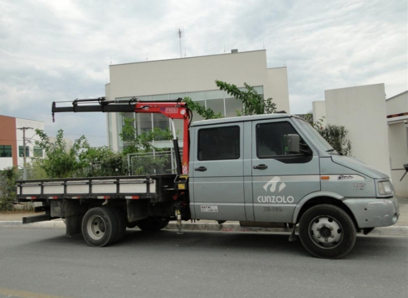 O Guindaste Articulado Fassi M30 � um guindauto compacto, utilizado para o i�amento e transporte de pequenas cargas. Equipamento de comando por alavancas, sendo necess�ria a proximidade do operador. Seu peso e altura s�o reduzidos. 