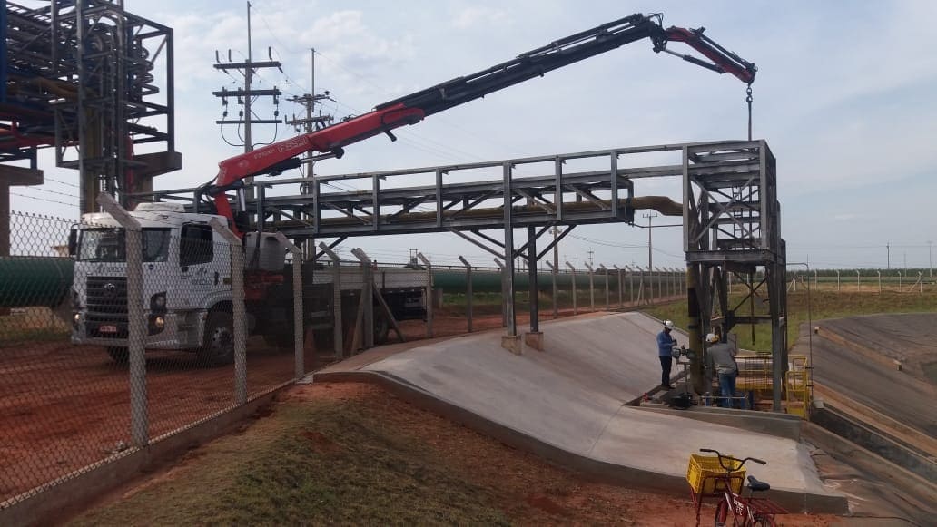 Guindauto Fassi 310 com jib em Tr�s Lagoas