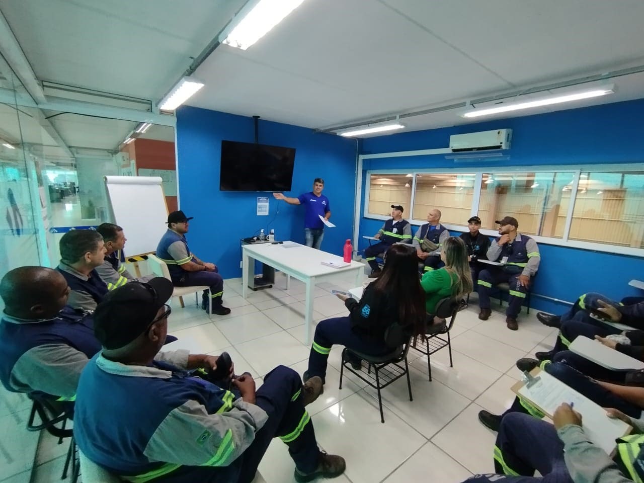 Equipe operacional durante treinamento na Cunzolo