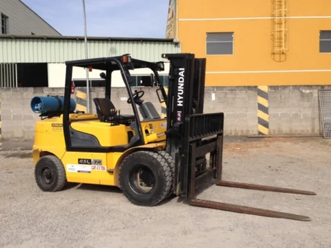 Empilhadeira 45L7A Hyundai usada à venda