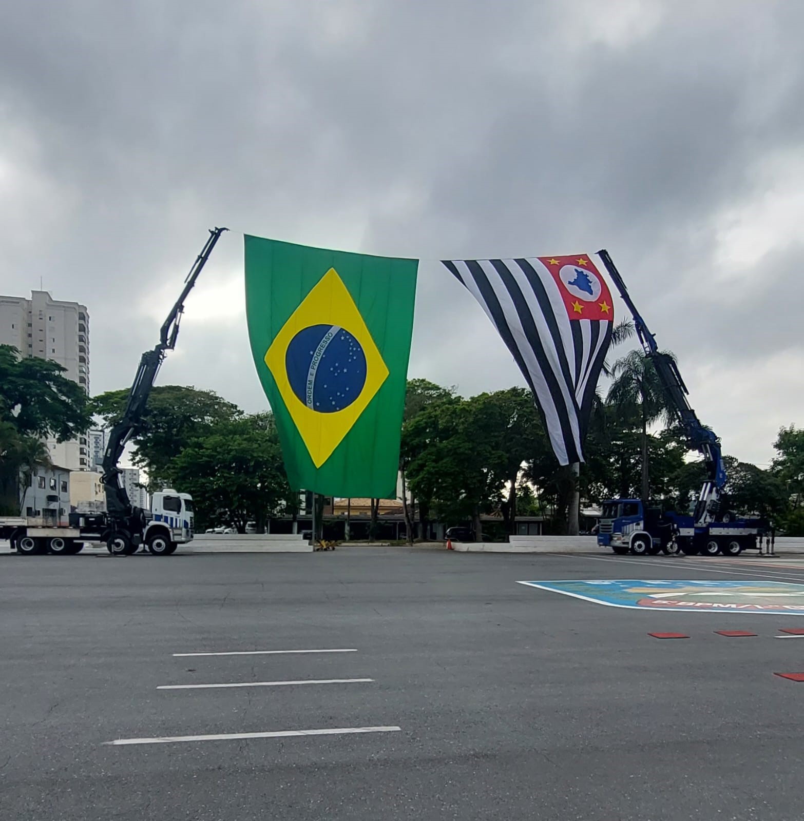 Hasteamento das bandeiras do Estado de S�o Paulo e do Brasil
