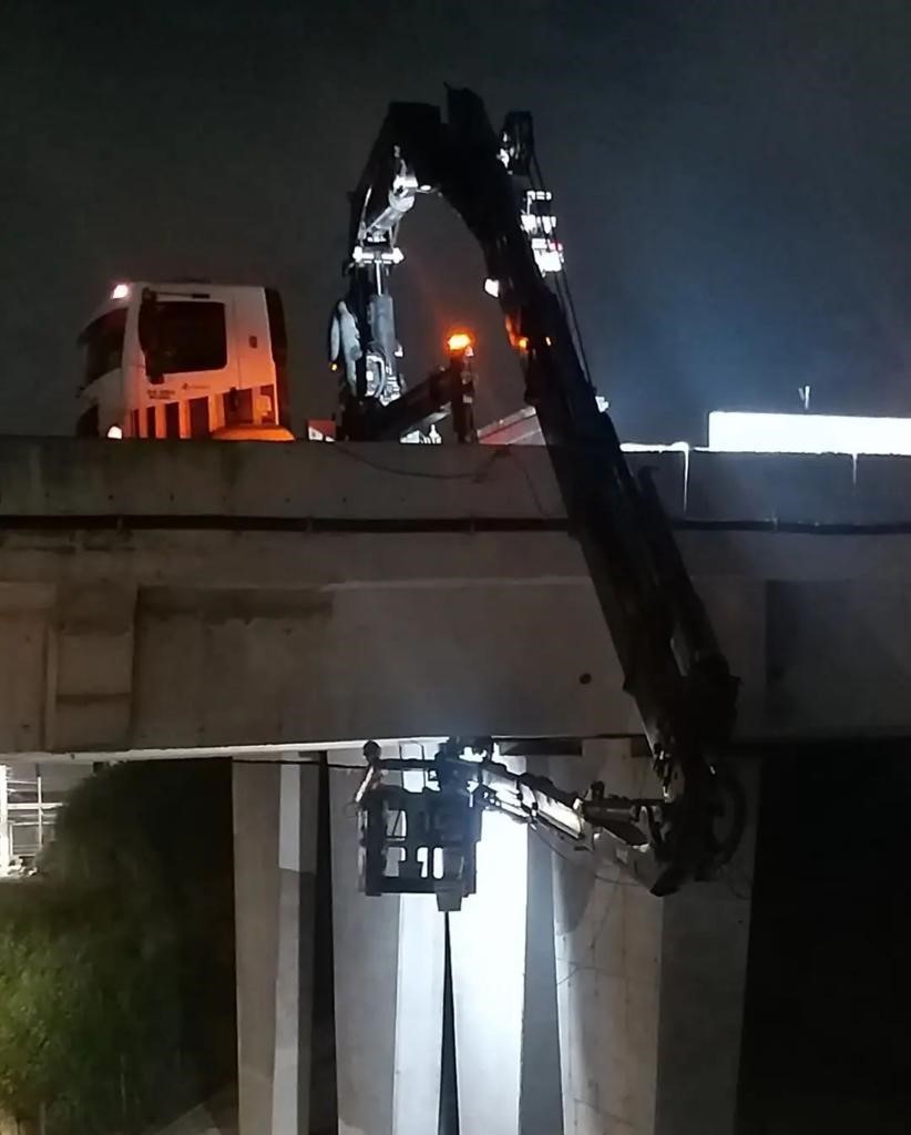 Hiab 622 operando em inspe��o de ponte