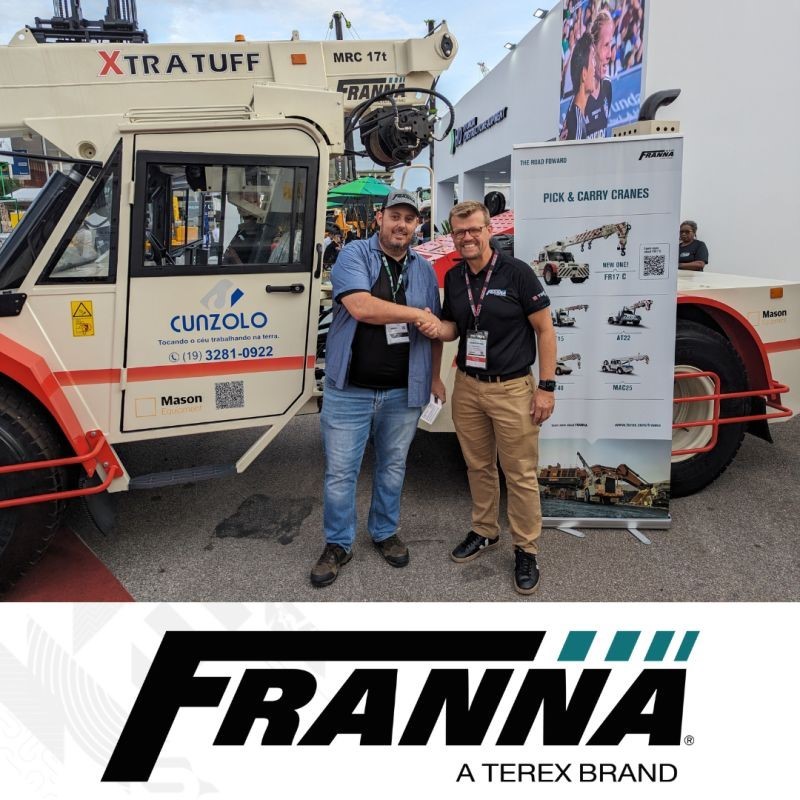 Fabio Cunzolo e representante da Terex, durante a feira M&T Expo 2024