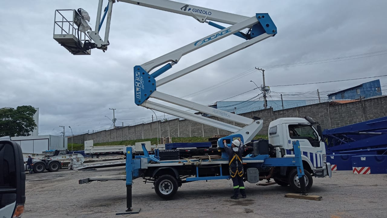 Plataforma sobre caminh�o articulada Socage DAJ 332