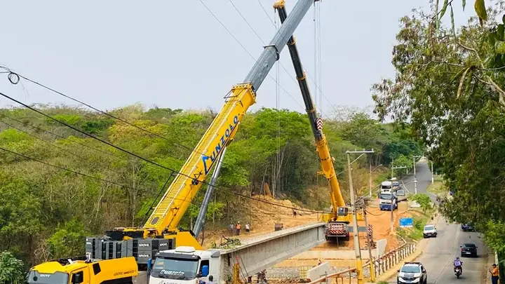 Guindaste Cunzolo em içamento de viga de ponte