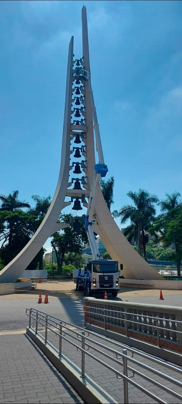 Opera��o de manuten��o dos sinos do campan�rio de Aparecida SP