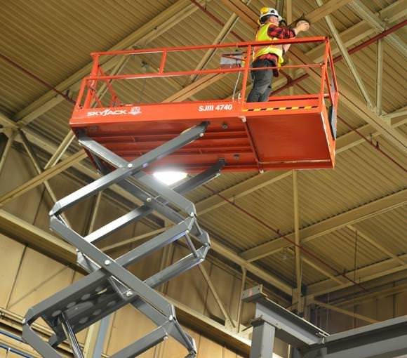 Loca��o de Plataforma Tesoura El�trica Skyjack SJ4740