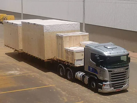 Caminhão usado para transporte e operação logística