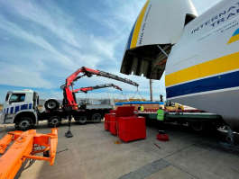  Movimentação de fuselagem com guindastes articulados