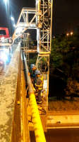 Plataforma sobre Caminhão Barin opera na ponte Aricanduva em São Paulo