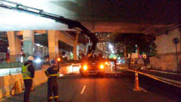 O guindaste articulado Hiab 377/2 em operação de manutenção de ponte