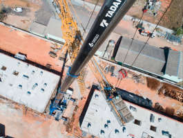 Montagem de grua com o guindaste ATF 130