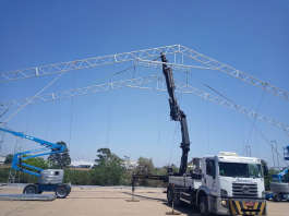 Galpão em estrutura metálica montado com o guindauto Hiab 377-2 e plataforma Genie Z45/25 DC