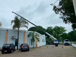 Guindaste ATF 90 em operação em Taubaté/SP