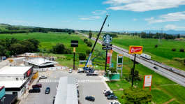 Guindaste ATF 90 e plataforma Cheyenne: sinalização de comércio na via Dutra