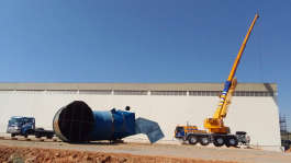 Guindaste Liebherr LTM 1070-4.2 em içamento de dutos e caixa d água