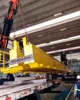 Fassi F1950 e PK 100000 operam em indústria de autopeças