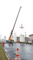 Guindaste Liebherr LTM 1070-4.2 em desmontagem de caixa d água