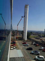 Plataforma JLG 1250 opera na manutenção de caixa d água do Century Industrial de SJC