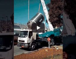 A dupla Tadano ATF 220 e TS 300 operando em indústria alimentícia 