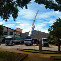 Lançamento de treliça de sustentação de telhado com guindaste rodoviário ATF 130