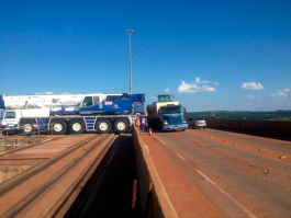 Lançamento de stoplogs com guindaste rodoviário ATF 220